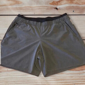 𝅺Men's REI gray athletic shorts. Size XL